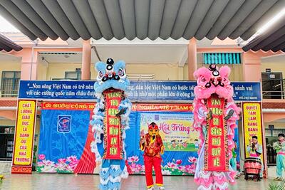 TRƯỜNG THCS PHẠM NGỌC THẠCH TƯNG BỪNG TỔ CHỨC “VUI HỘI TRĂNG RẰM” NĂM 2025